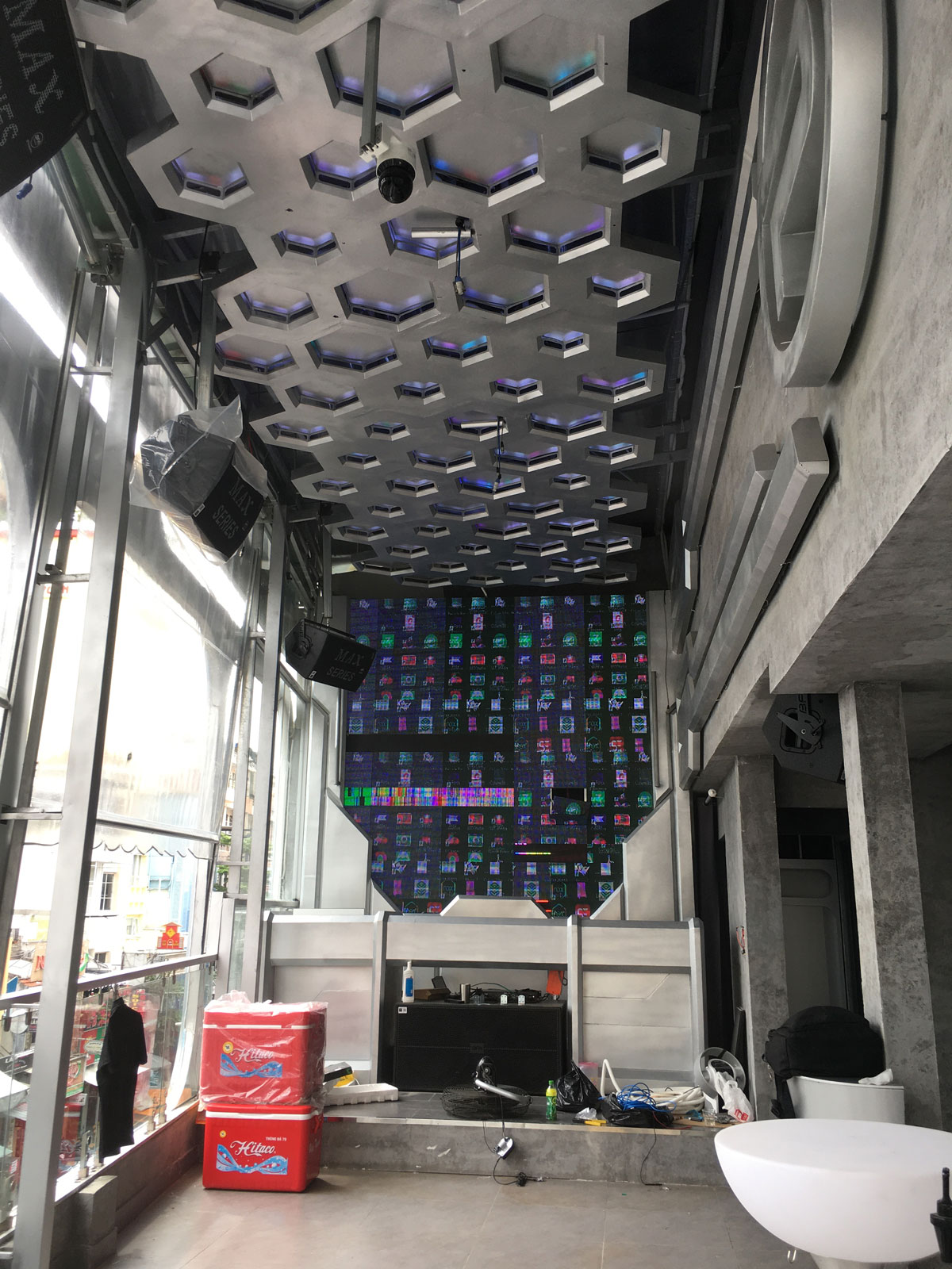 Hệ Thống Ánh Sáng - Màn Hình LED Cho Quán Bar The Public - Bùi Viện - Quận 1.
