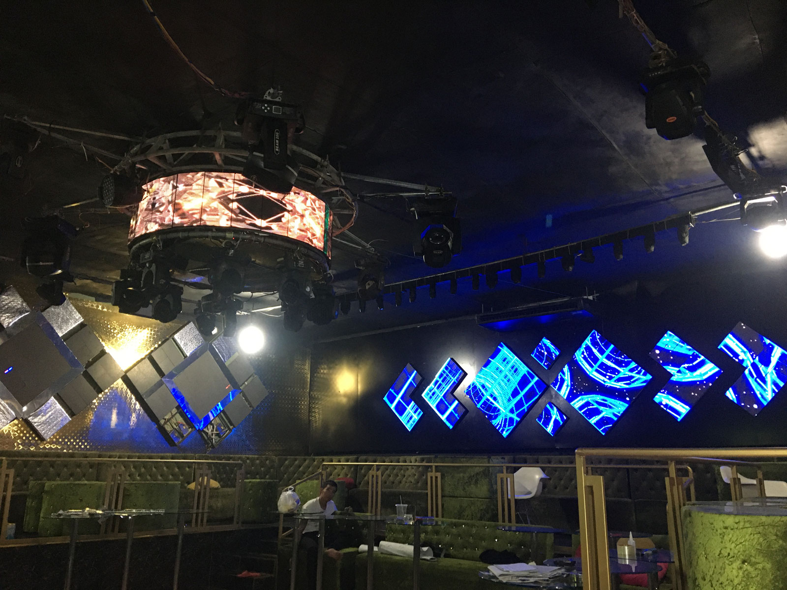 Hệ thống ánh sáng - Màn hình LED cho quán IClub - Trung Sơn - Bình Chánh