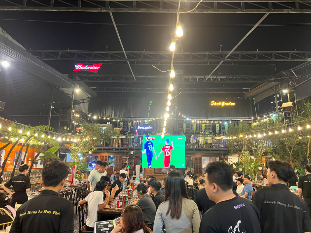 Cung cấp - Lắp đặt màn hình LED cho nhà hàng Sành Garden. 8 Màn hình LED xem bóng đá
