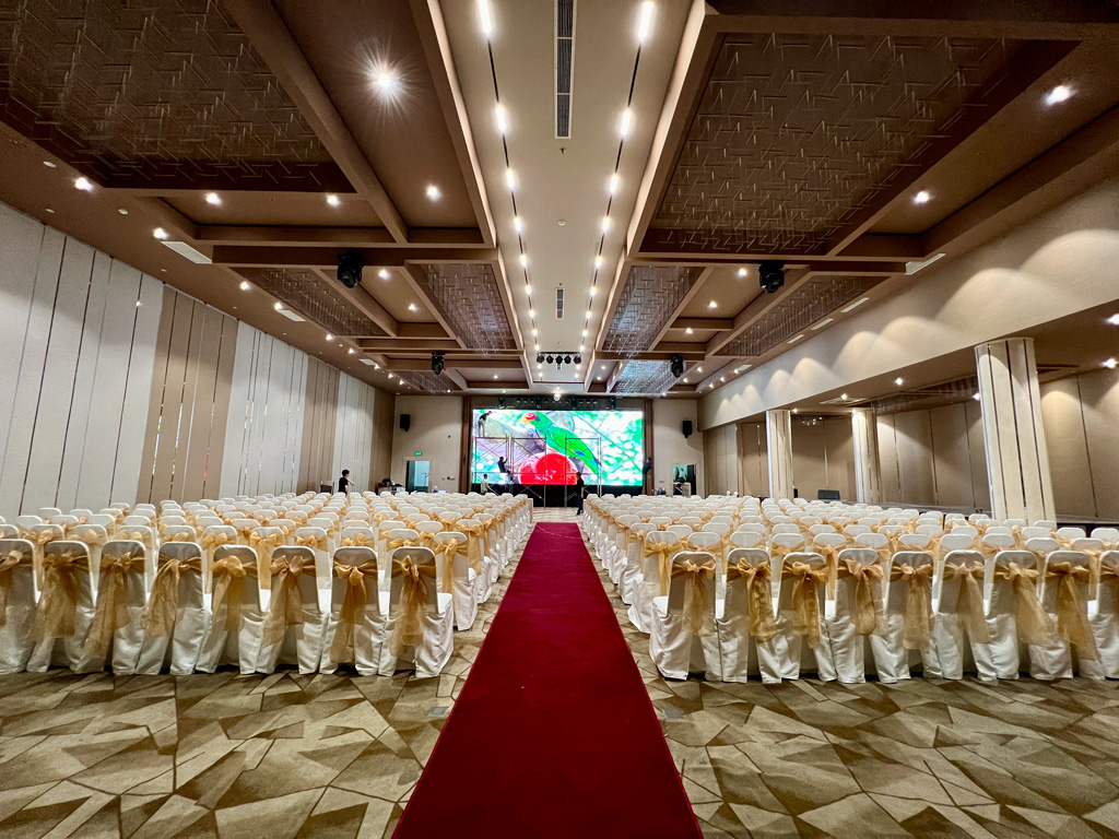 Dự án màn hình LED cỡ lớn cho trung tâm hội nghị – tiệc cưới Capella. 6 Đơn vị thi công màn hình LED chuyên nghiệp.