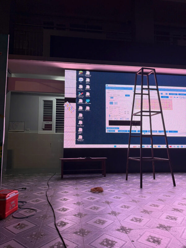 Màn hình LED ngoài trời cho trường THPT Bà Điểm, Hóc Môn. 3 Thi công màn hình LED ngoài trời.