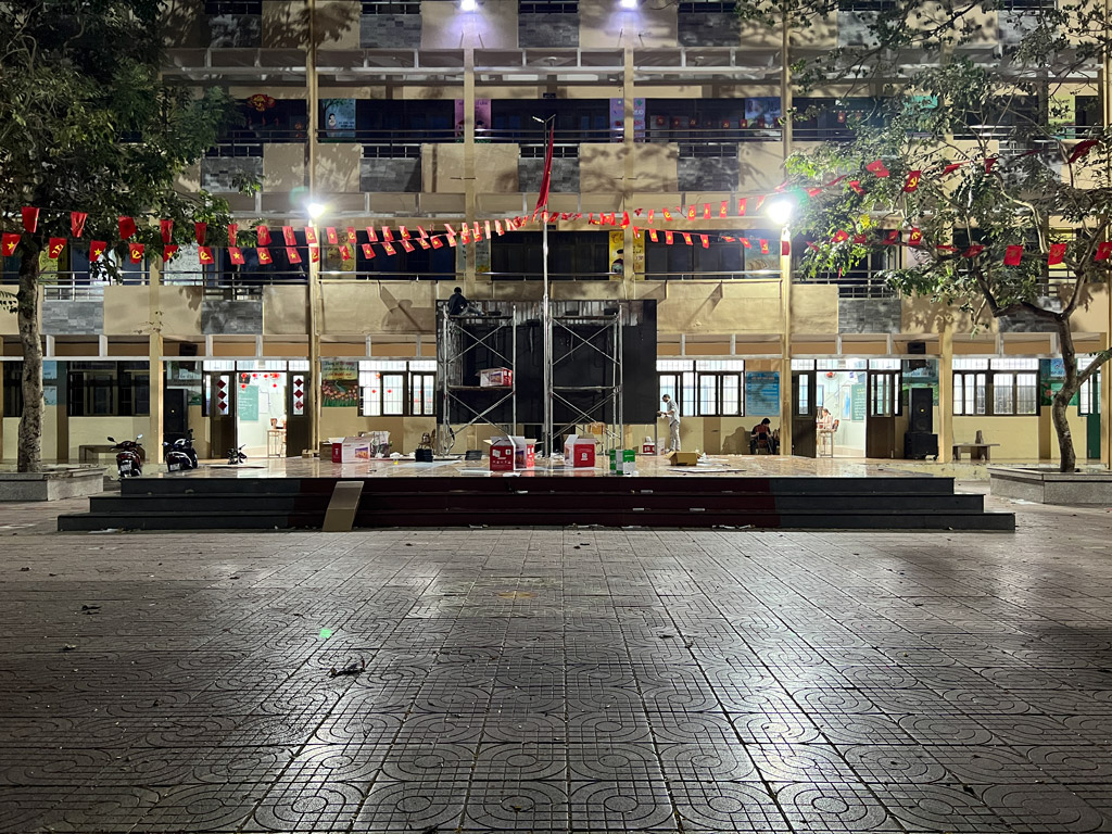Thi cong man hinh LED truong hoc