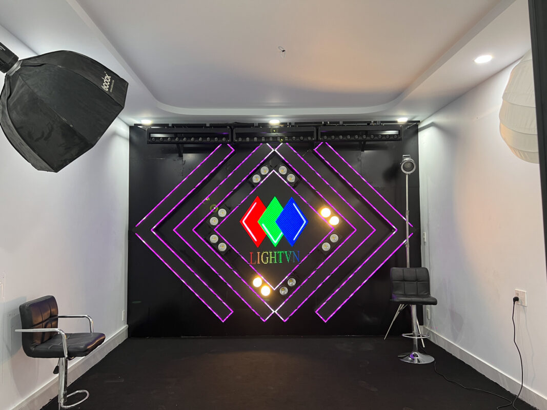 Thiết kế thi công hệ thống ánh sáng - màn hình LED cho phòng live stream 7 Man hinh LED da hinh