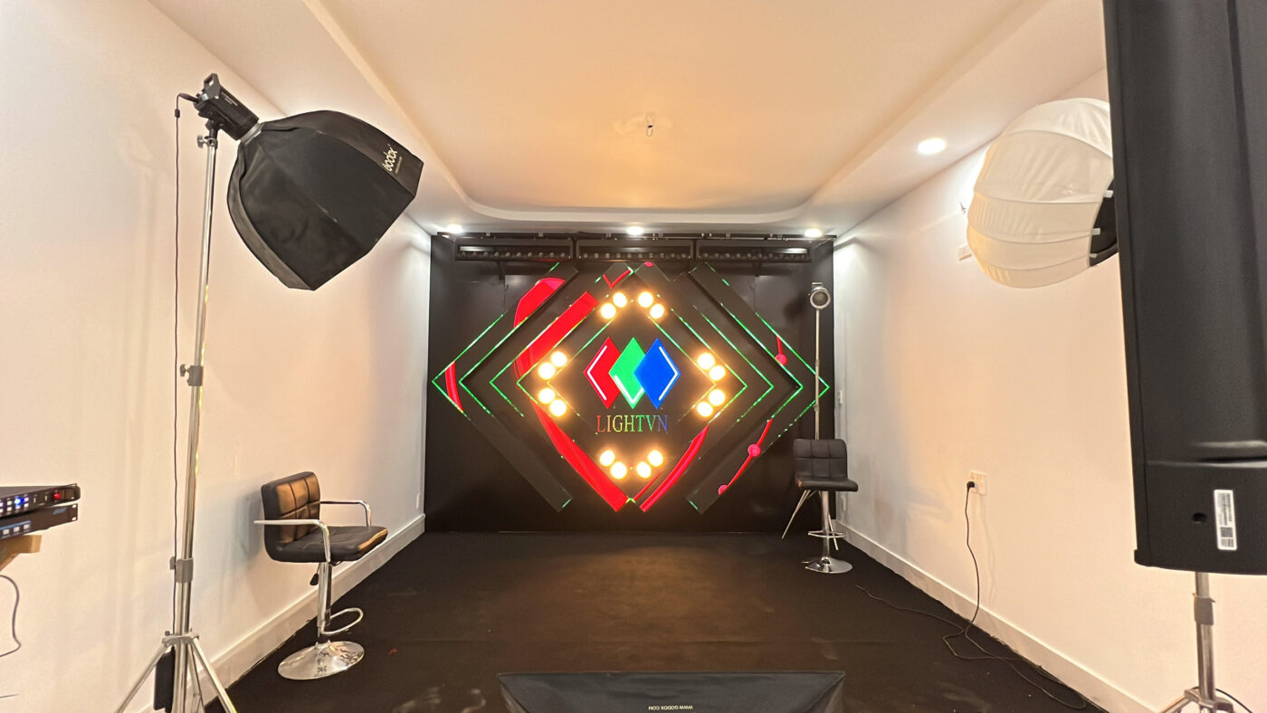 Thiết kế thi công hệ thống ánh sáng - màn hình LED cho phòng live stream 8 Man hinh LED live stream