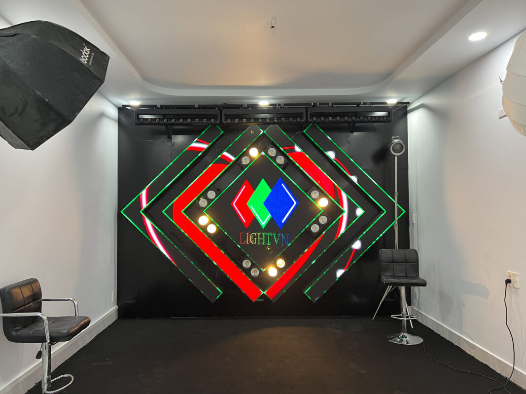 Thiết kế thi công hệ thống ánh sáng - màn hình LED cho phòng live stream 10 Man hinh LED phong live 1