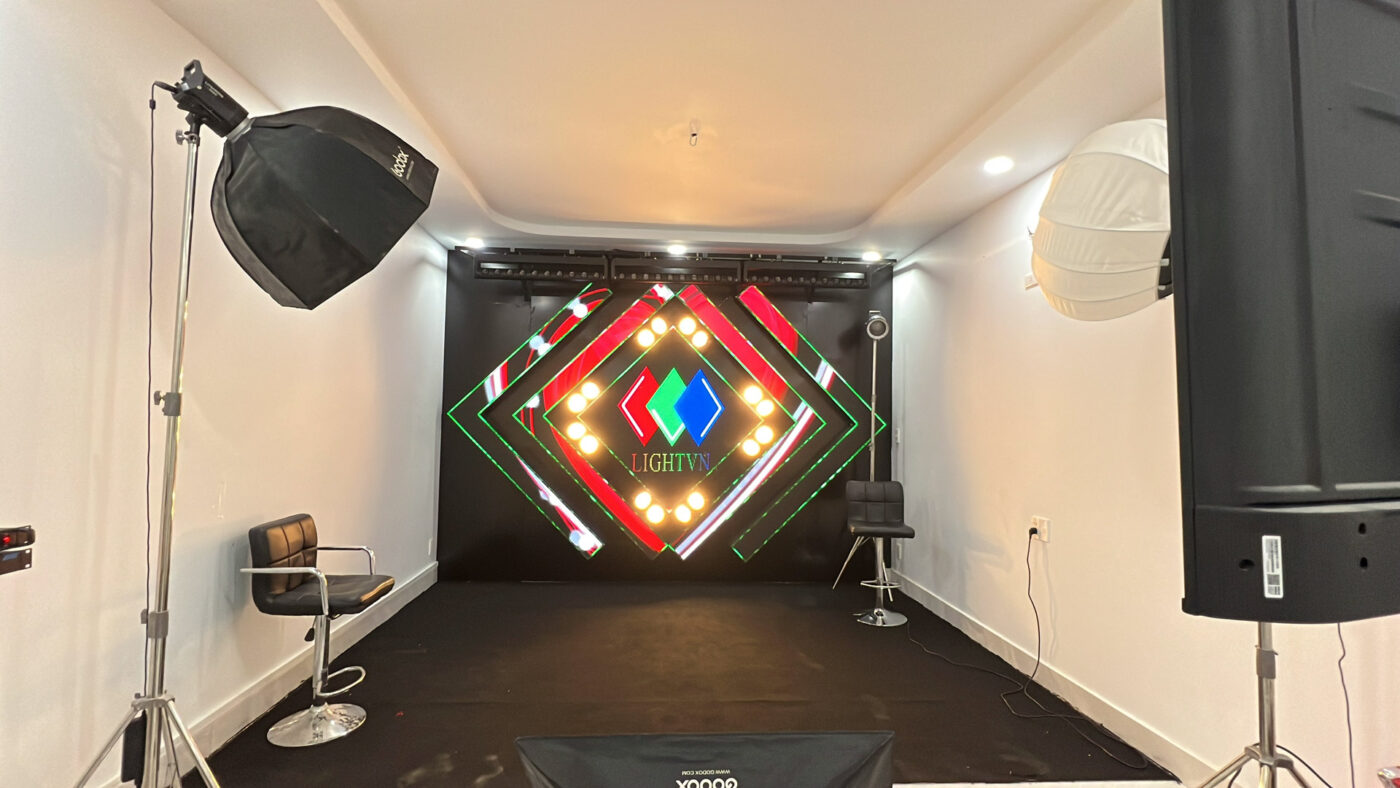 Thiết kế thi công hệ thống ánh sáng - màn hình LED cho phòng live stream 11 Man hinh LED phong live dep