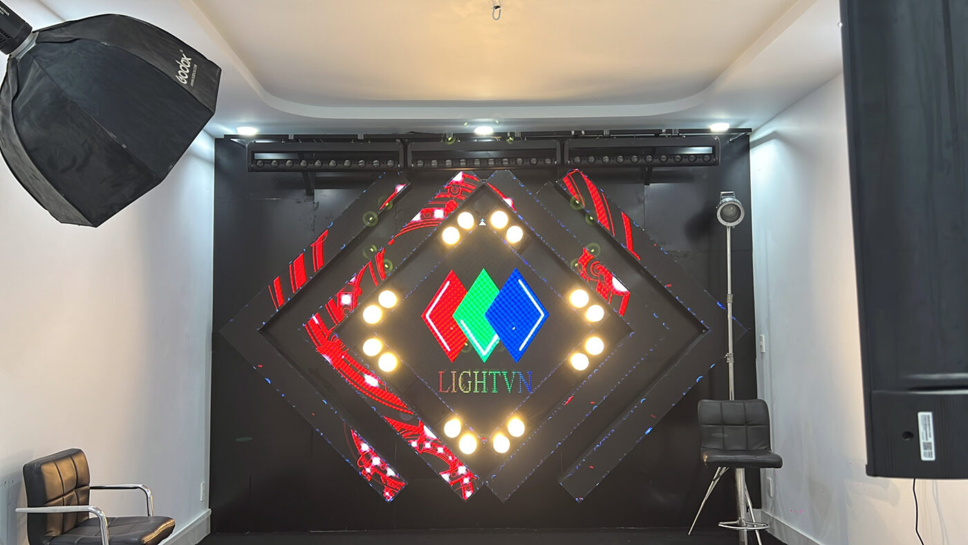 Thiết kế thi công hệ thống ánh sáng - màn hình LED cho phòng live stream 12 Man hinh LED san khau phong live